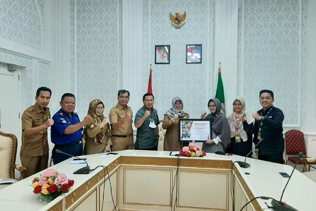 Ramadan, Pemkot Palembang dan ACT Beri Bantuan Sumur Wakaf dan Sembako