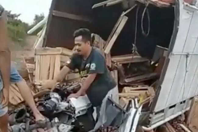 Truk Bawa Salak Alami Laka Tunggal di Tol Lampung-Palembang