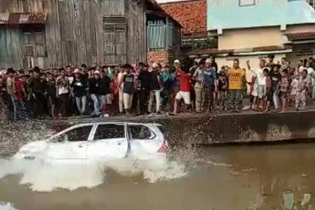 Tabrak 2 Warga, Mobil Minibus Dimassa lalu Dibuang ke Sungai