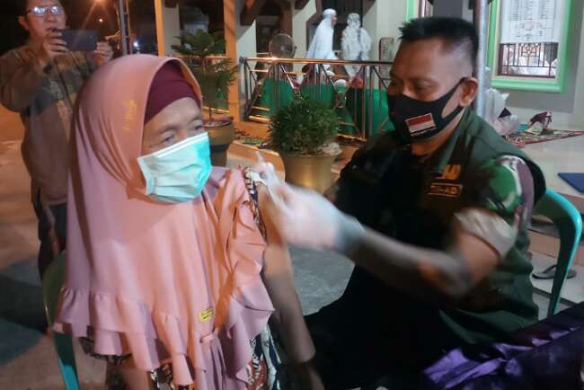 Vaksin Malam Hari di Masjid Istiqlal Teluk Gelam