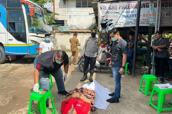 Mayat Pria Paruh Baya Ditemukan Tertelungkup di Jalan SMB II