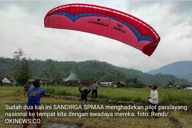 Pilot Santri Dirgantara Terbang Diatas Bukit Muara Sindang dan Mendarat di Sawah