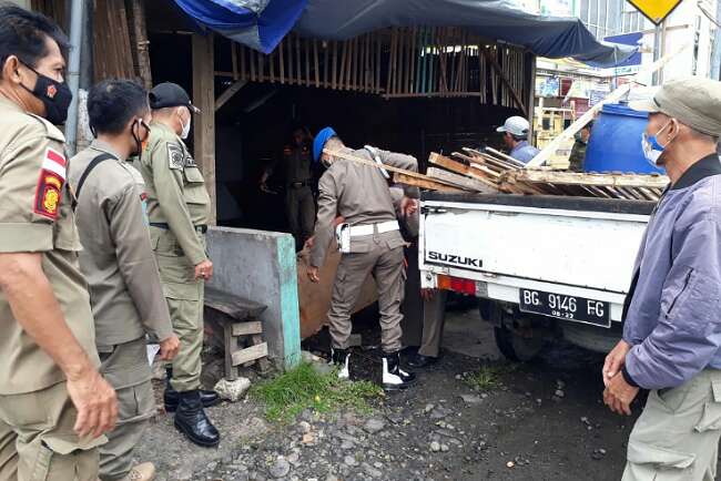 Pemilik Warung Nasi Serba 10 Ribu Diatas Parit Bongkar Bangunannya Sendiri