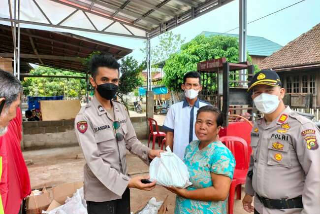 Warga Antusias Divaksin Dapat Sembako