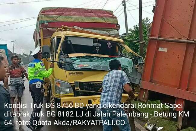 Kondisi Truk Jadi Begini Setelah Hindari Sepeda Motor