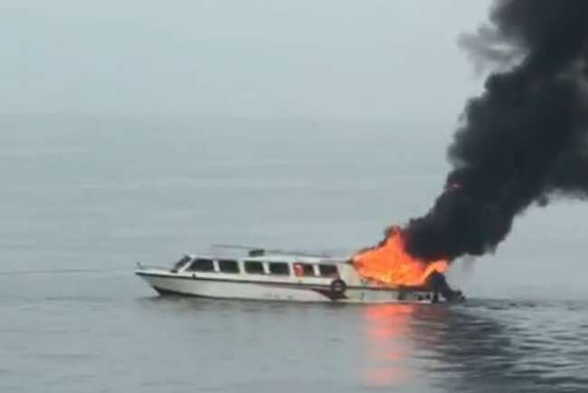 Satu Speedboat Terbakar di Belakang Ramayana Lama