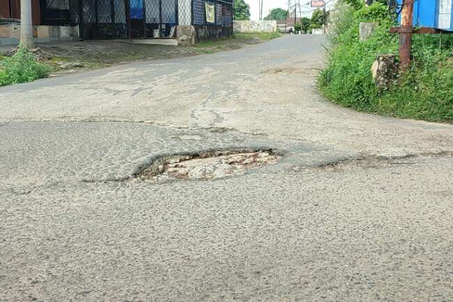 Persimpangan Jl Sukatani I Rusak, Pengendara Sulit Melintas