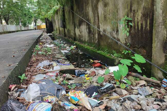 Masyarakat Buang Sampah Sembarangan di Selokan, Hingga Tersumbat