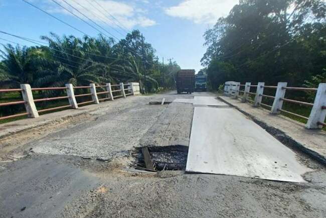 Waduh, Jembatan Jalinteng Desa Lumpatan II Kembali Bolong