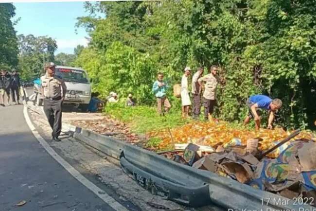 8 Ton Migor Berserakan dari Truk Tujuan Bengkulu yang Terguling