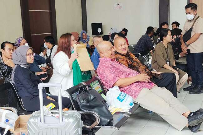 Sidang Diskors, Mantan Gubernur Menyapa Sanak Keluarga