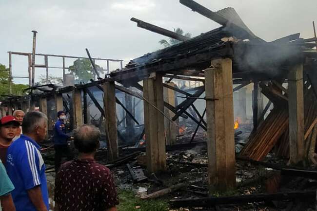 Dua Rumah Panggung di Desa Sugih Waras Hangus Terbakar