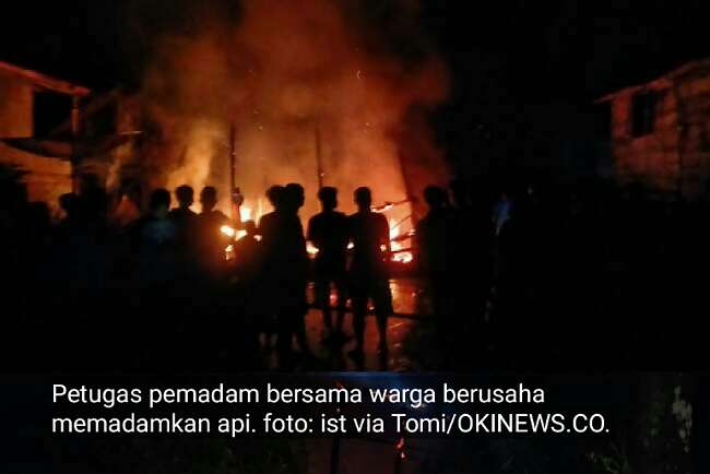 Diduga Percikan Api Kabel Listrik Tiang PLN, Sambar Rumah Warga