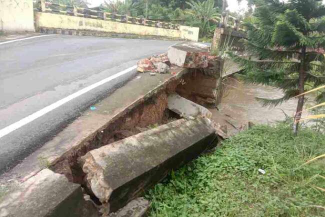 Jembatan Sungai Kelekar Amblas