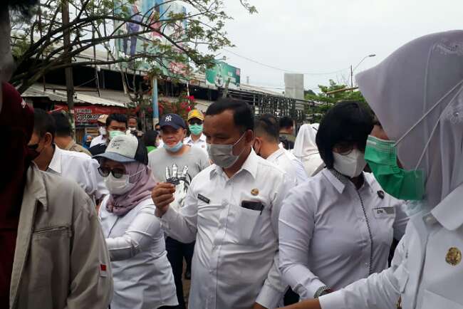 Warga Antri Beli Minyak Goreng, Finda Jual Rp14 Ribu per Liter