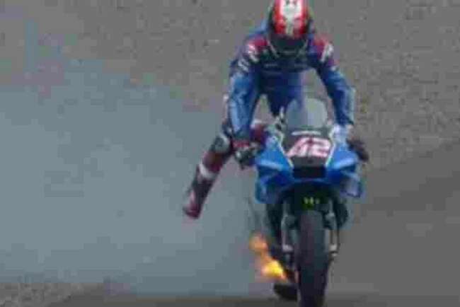 Motor Alex Rins Terbakar, Oli Tercecer di Tikungan