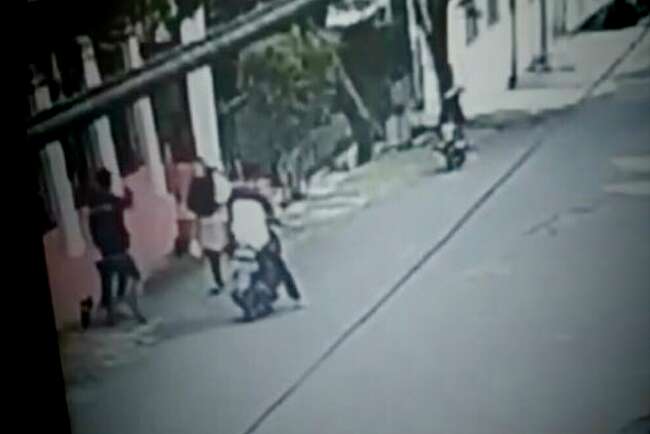 Aksi Penodong Acungkan Sajam pada 2 Perempuan di Lorok Pakjo Terekam CCTV