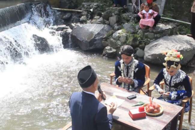 Wow, 7 Pasang Pengantin Ijab Kabul di Kebun Salak dan Grojokan