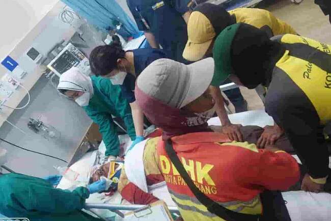 Petugas DKK Terkapar di Jalan Usai Ditabrak Mobil Saat Sapu Jalan