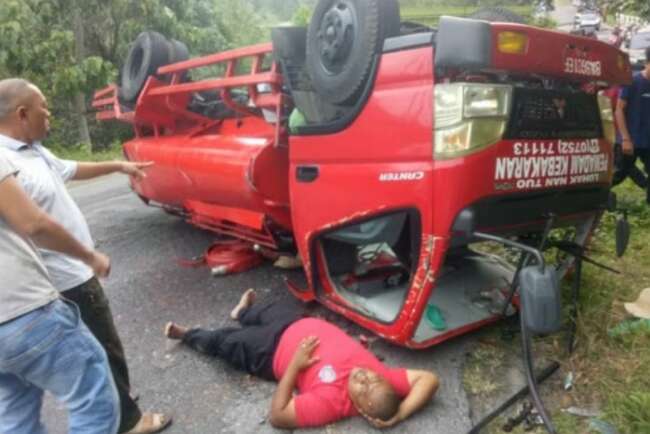 Mobil Damkar Tanahdatar Terbalik di Ruas Jalan Situra Ombilin