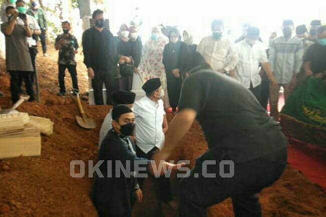 Suami Percha Turun Langsung ke Liang Lahat