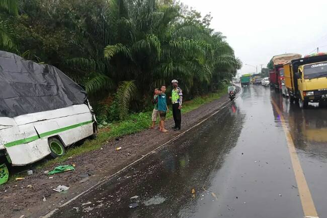 Hujan Lebat, Truk Box Ngebut Hilang Kendali, Bus AKDP Jadi Korban