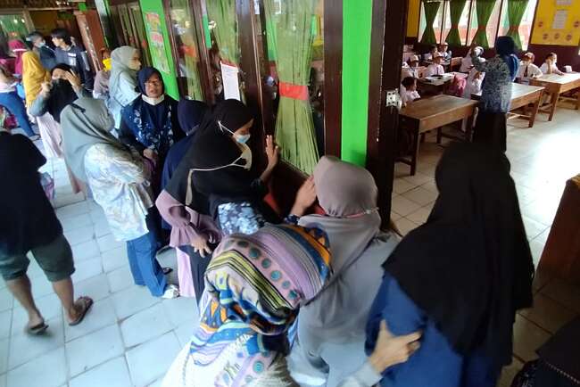 Anak-anak Sekolah. Emak-emak yang Sibuk