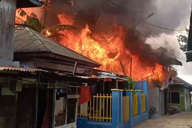 Api Lahap Rumah Warga di Tepian Sungai Musi, Batu Ampar 1 Ilir