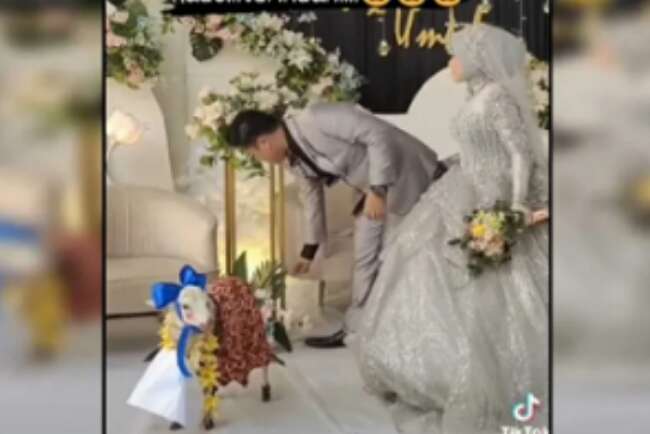 Viral, Pasangan Pengantin Dapat Kado Anak Kambing