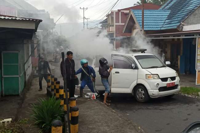 Ambulans Terbakar, Warga Gercep Selamatkan Sopir dan Padamkan Api