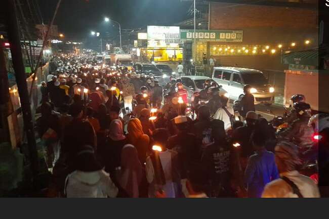 Macet Pawai Obor, Pengendara: Ya, Sekali-kali Mas Orang Puncak Nikmatin Jalan Mereka