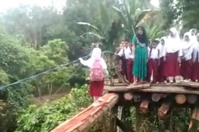 Pergi Sekolah, Anak di Tabalong Meniti di Jembatan Berbahaya