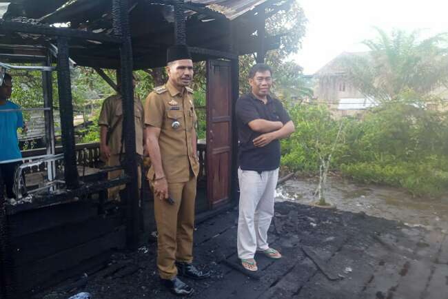 Rumah Panggung di Sungai Menang Hangus Terbakar