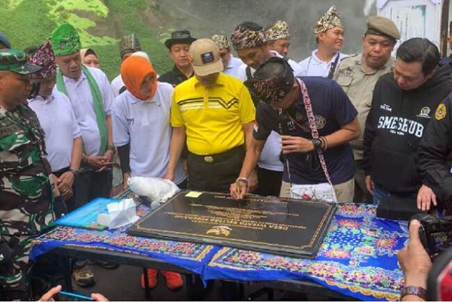 Kunjungi Langsung Air Terjun Belirang, Sandiaga Uno Takjub