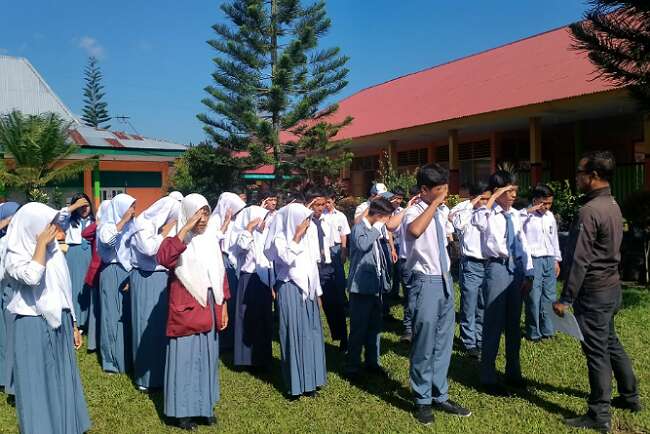 Melawan Guru dan Tak Mengerjakan PR, Puluhan Siswa Satu Kelas Disanksi Hormat Bendera