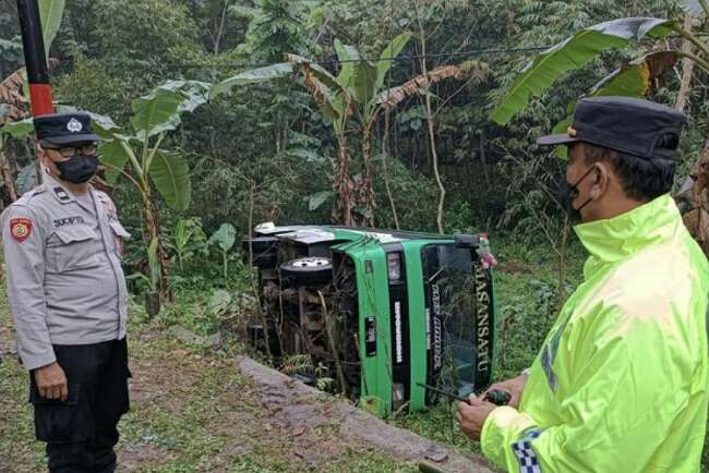 Bus Berisi Puluhan Siswa Terperosok Saat Akan Berwisata di Malang