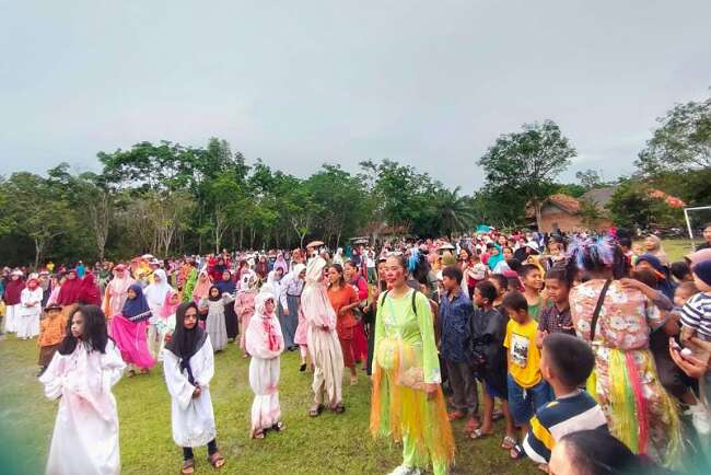 Heboh, ‘Pocong’ Ikut Senam di Talang Seleman, Bahkan Ikut Karnaval Pula