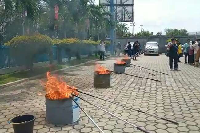 BNN Sumsel Bakar 10 Kilo Sabu, Ineks dan Batang Ganja