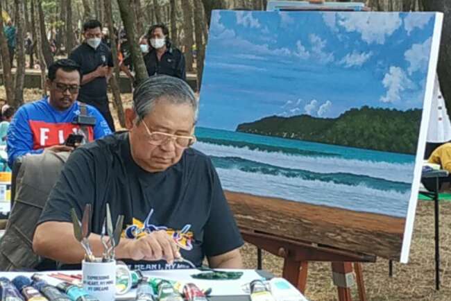 SBY Melukis Bareng Warga Pacitan di Pinggir Pantai