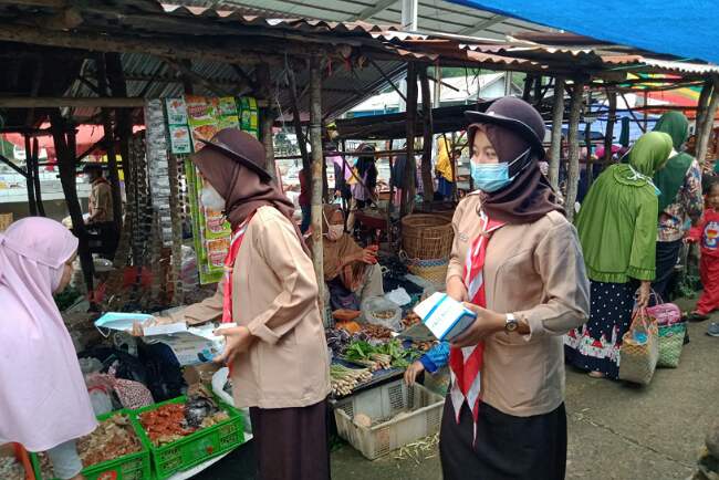 Pramuka SMA 1 Ujanmas Bagikan Ribuan Masker pada Masyarakat