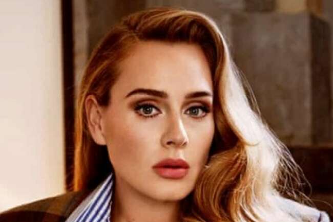 Adele Berurai Air Mata, Ungkap Alasan Konser Ditunda…