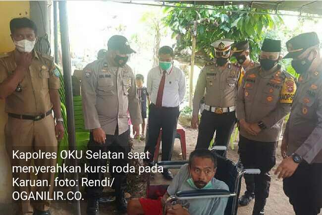 Kapolres Belikan Kursi Roda Untuk Guru Ngaji di  Desa Serakat Jaya