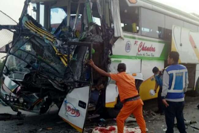 Bus Vs Truk di Tol KM 55, Dua Penumpang Meninggal, Sopir Kabur