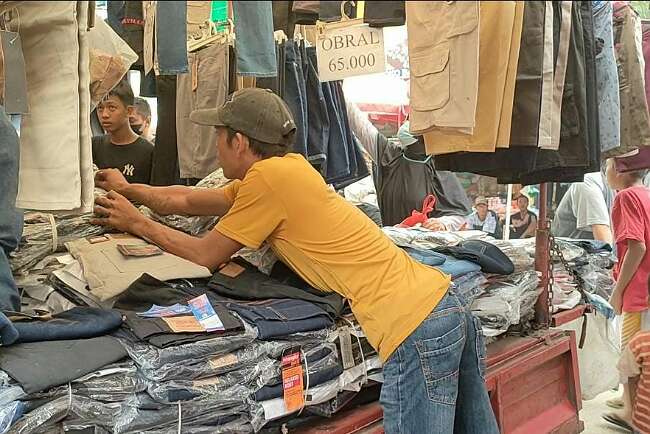 Pedagang Baju di Pasar 16 Ilir Laris Manis