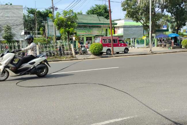 Berbahaya, Ada Kabel Melintang di Jalan Ahmad Yani Kampus PGRI