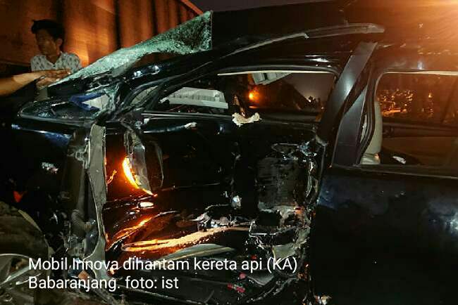 Dihantam Kereta Api, Pasutri Ini Selamat Padahal Mobil Terseret 200 Meter