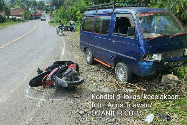 Sepeda Motor Kedua Siswi Keluar Jalur,  Korban Terjatuh Dihantam Carry