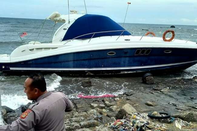 Diduga Sabotase, Kapal Yacht Malaysia Terdampar di Pantai SPN Singaraja Bali