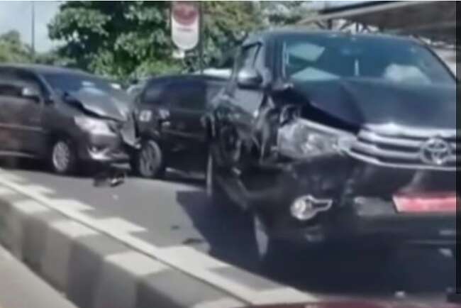 Mobil Rombongan Menteri Kehutanan Tabrakan Beruntun di Kalsel