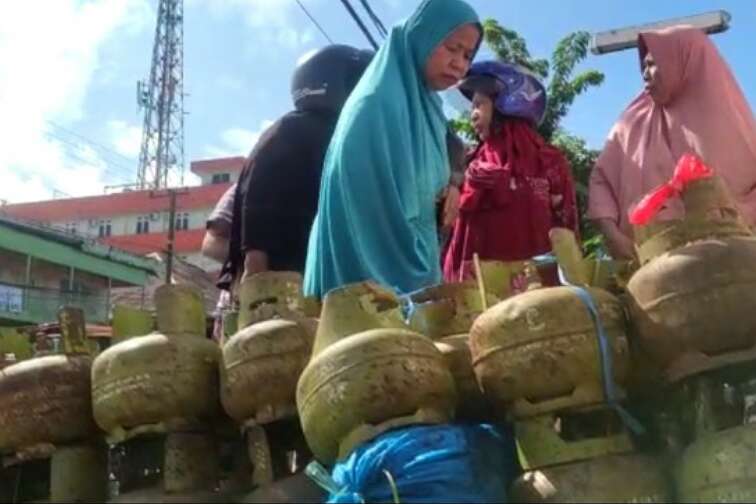 Viral Emak-Emak Saling Dorong saat Antre LPG 3 Kg